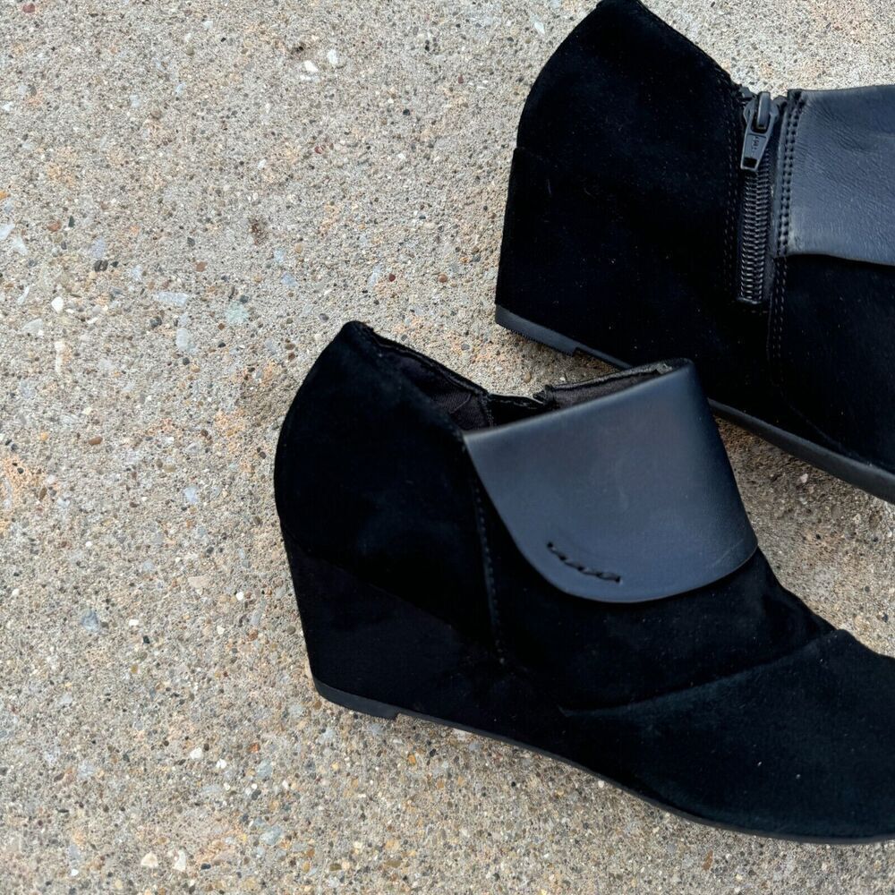 Stylish Black Wedge Ankle Boots - Picture 2 of 7